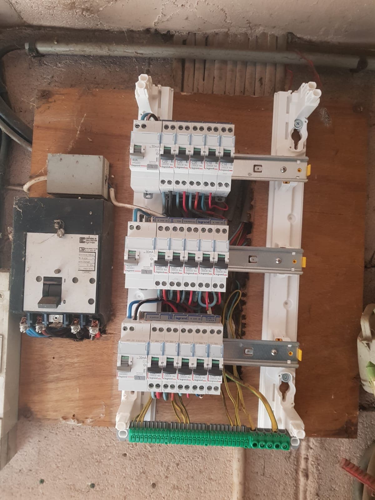 Compteur électrique à nu avant rénovation