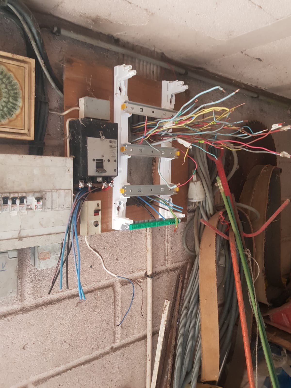 Compteur électrique avec les câbles dénudés