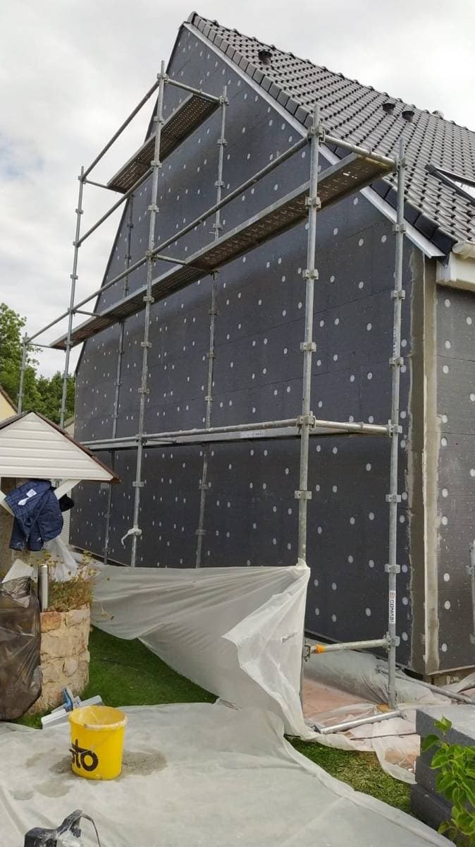 Façade avec panneaux d'isolation