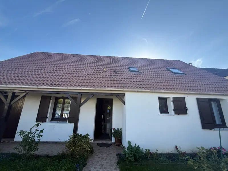 Toiture de maison terne avant nettoyage