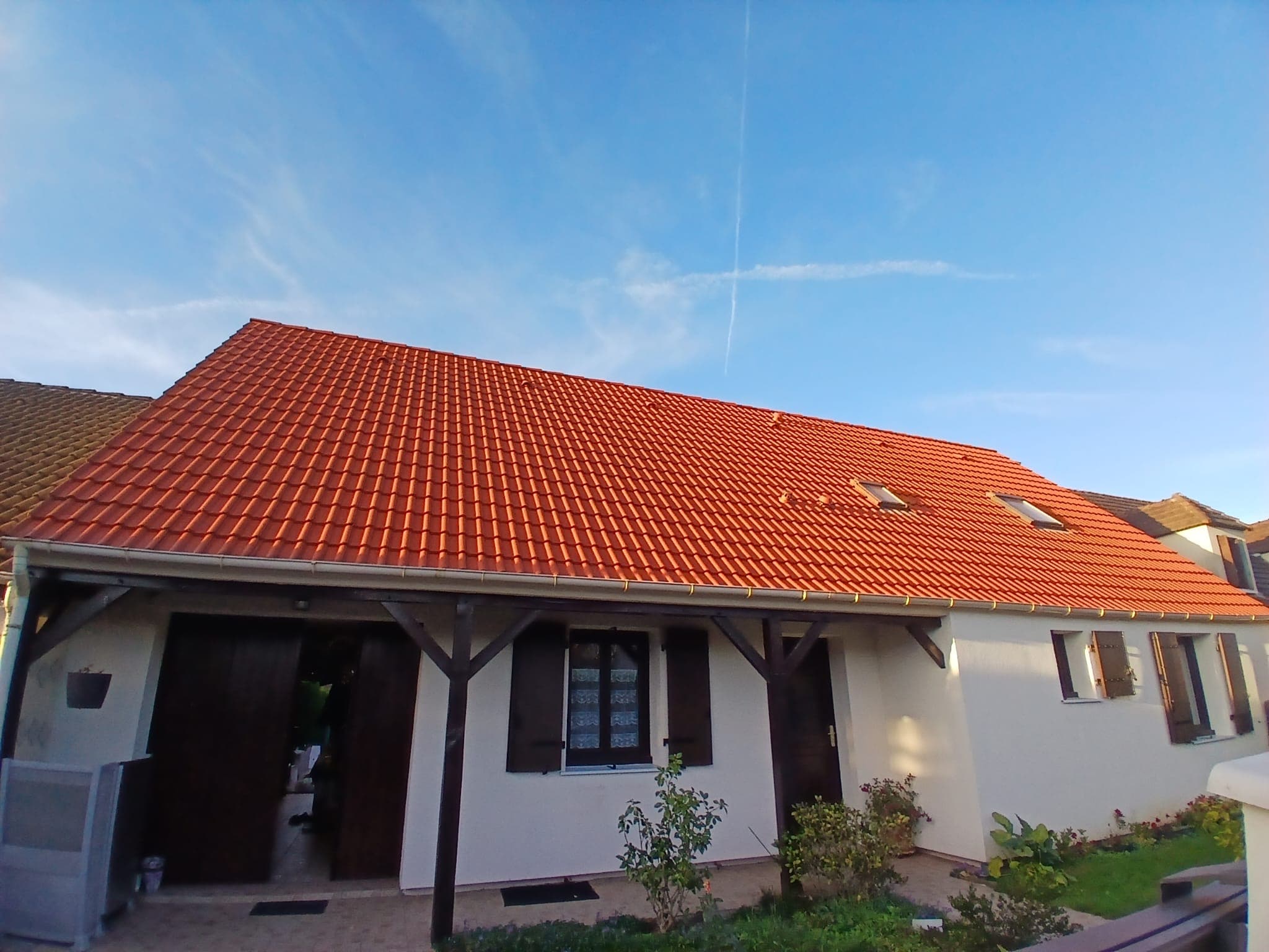 Toiture de maison éclatante après nettoyage et traitement